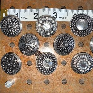 Lot of 10 large snaps for coordinating VLD Jewelry pieces sold separately…